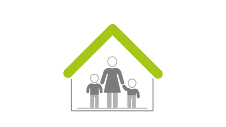 Piktogramm eines Hauses mit grünem Dach. Im Inneren stehen eine erwachsene Person und zwei Kinder einander zugewandt. Symbol für Schutz und Unterkunft für Frauen und Kinder.